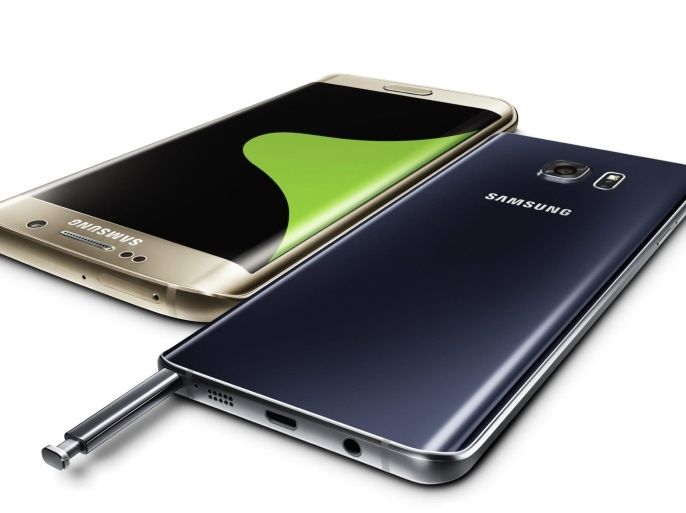 A handout photo released on 14 August 2015 by South Korean Samsung Electronics Co., shows their new phablets, a combination of smartphone and tablet PC, that Samsung showcased during a publicity event in New York, USA, on 13 August. The Galaxy Note 5 (R) and the Galaxy S6 Edge+ (L). Official sales will begin on 21 August in the United States and Canada, and around the world later this month. EPA/Samsung