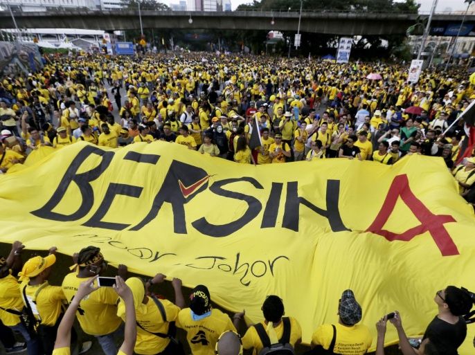 Malaysian protestors unfold a banner reading 'BERSIH 4' while marching through the city streets during a BERSIH (The Coalition for Free and Fair Elections) rally in Kuala Lumpur, Malaysia, 29 August 2015. Bersih 4.0 planned as the fourth large rally held in three Malaysian cities on 29 and 30 August, to push for Prime Minister Najib Razak's resignation as well as institutional reforms to prevent prime ministerial corruption. The rally comes amid allegations that some 700 million US dollar (622 million euro) was deposited into Najib's personal bank accounts and alleged mismanagement of debt-ridden state investor 1Malaysia Development Berhad (1MDB).
