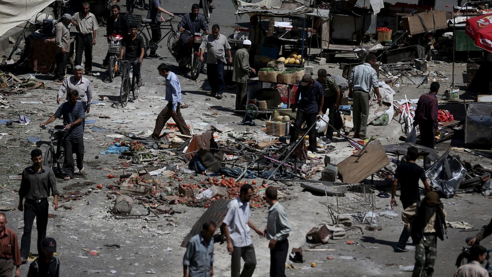 ‪آثار قصف طيران النظام على سوق شعبي بمدينة دوما بالغوطة الشرقية‬ (رويترز)