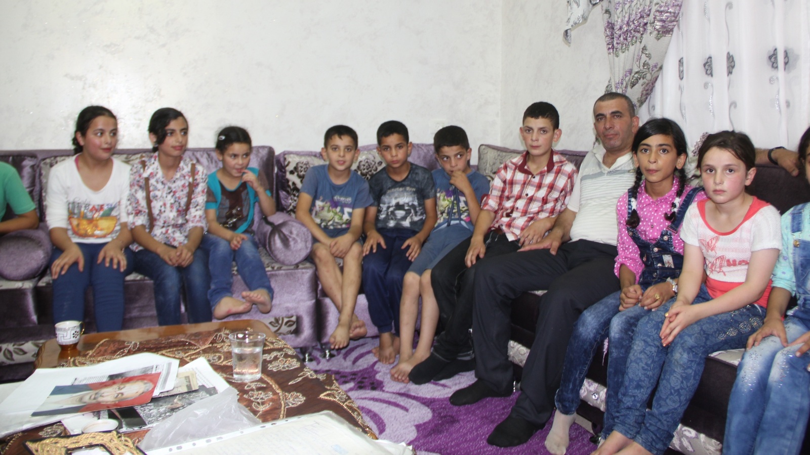 أطفال من عائلة دعنا بمدينة الخليل تعرضوا لترويع جيش الاحتلال (الجزيرة)