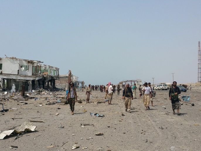Southern Resistance fighters gather in the al-Alam entrance of Yemen's southern port city of Aden, after taking control from Houthi fighters July 31, 2015. Southern Yemeni fighters backed by a Saudi-led air coalition took more territory from Houthi militiamen on Friday, expanding their control around the port city of Aden, sources in the southern force said. The Southern Resistance retook much of Aden this month, supported by air strikes waged since late March by Saudi Arabia and its regional allies who are trying to end Houthi control over much of the country and return president Abd-Rabbu Mansour Hadi from exile. REUTERS/Stringer