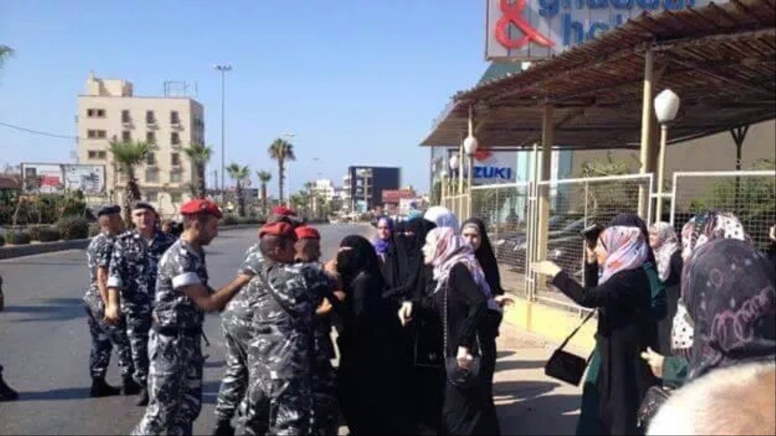 ‪الأمن فض اعتصام سيدات مناصرات للأسير بصيدا‬ (الجزيرة نت)
