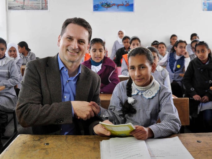 المفوض العام لأونروا بيبر كرينبول خلال زيارة لإحدى مدارس غزة (غيتي)