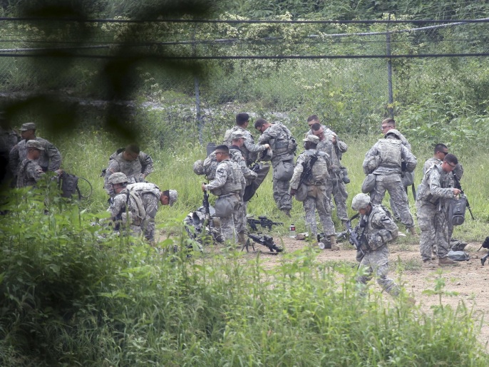 ‪جنود أميركيون وكوريون جنوبيون قرب الخط الفاصل مع كوريا الشمالية‬ جنود أميركيون وكوريون جنوبيون قرب الخط الفاصل مع كوريا الشمالية (رويترز)