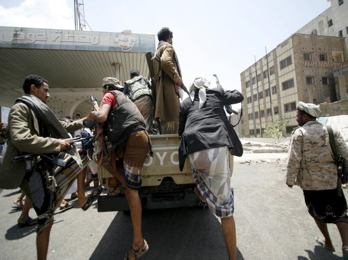 Members of the Popular Resistance Committees (PRC), ride on the back of a truck on a street in Taiz city, Yemen, April 24, 2015. The PRC is involved in fighting against Houthi fighters trying to capture the city. REUTERS/Stringer
