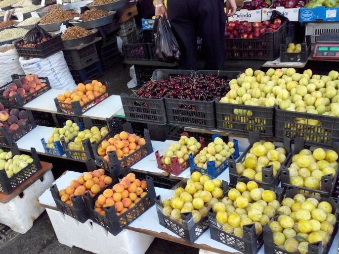 سوق باب سريجة في دمشق حيث تباع مختلف أنواع الخضراوات والفاكهة ويشهد ارتفاعاً كبيراً في الأسعار - دمشق آب 2015