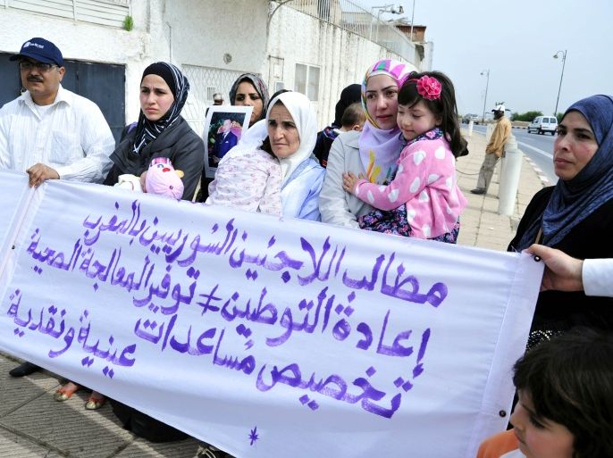الصورة 3 ـ لاجئون سوريون في وقفة سابقة أمام مكتب مفوضية اللاجئين بالعاصمة المغربية الرباط