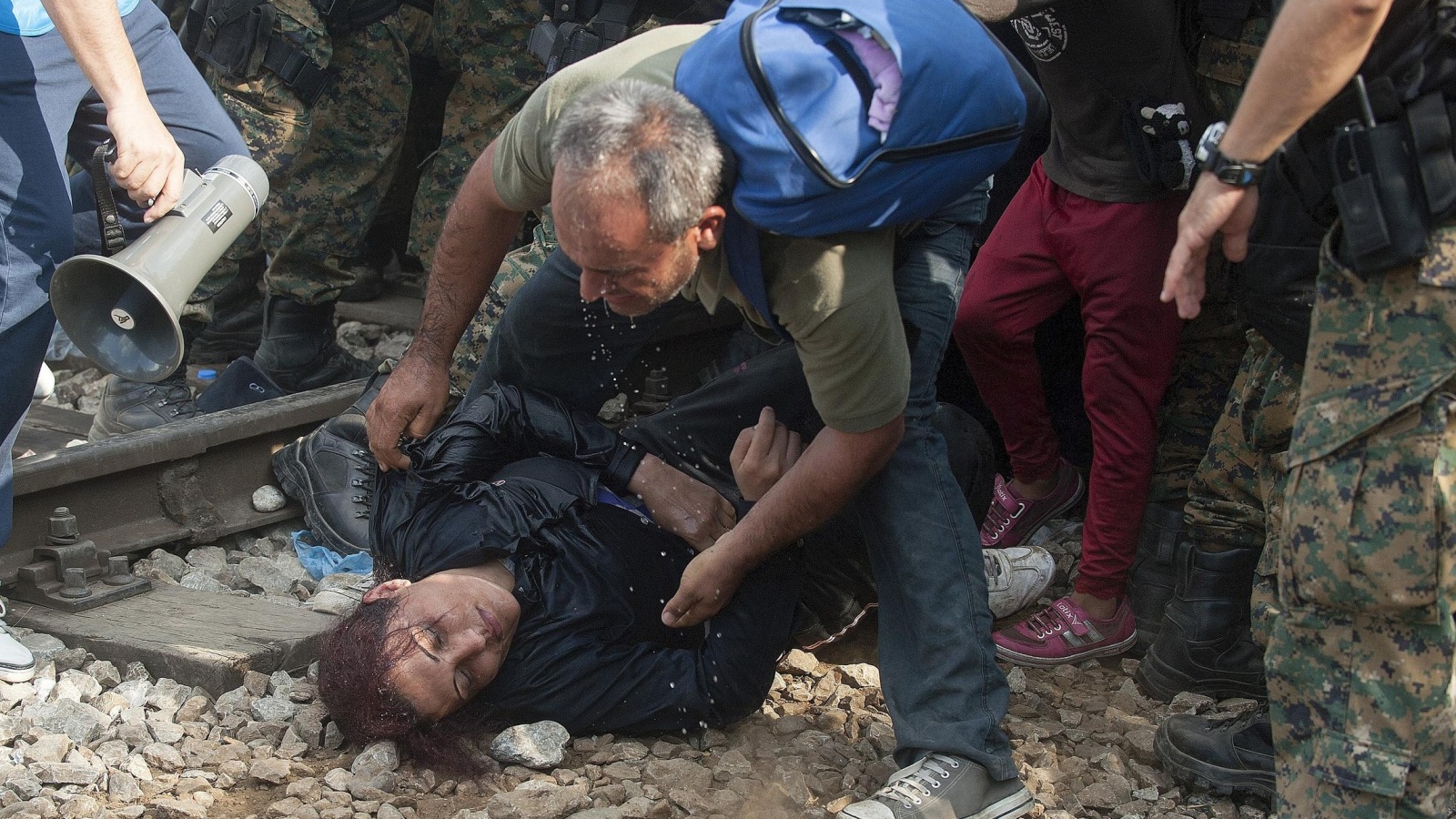 امرأة سقطت أثناء محاولات الشرطة المقدونية صد المهاجرين (غيتي/الفرنسية)