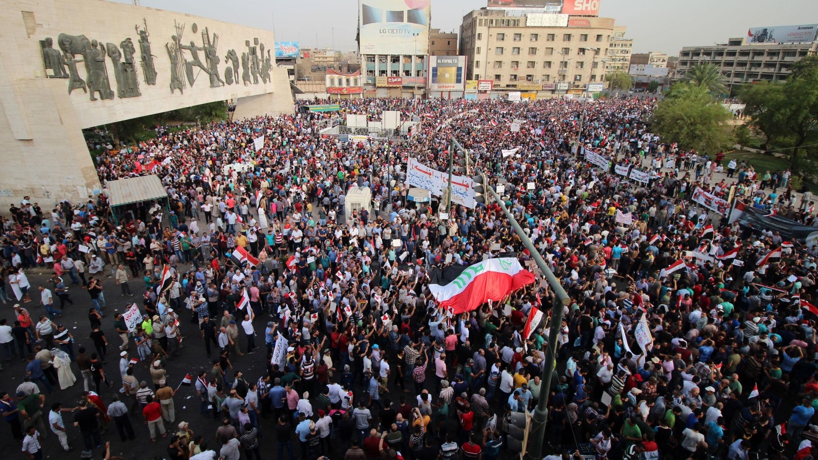 ‪احتجاجات سابقة بالعاصمة بغداد ضد تردي الخدمات وانقطاع الكهرباء‬ احتجاجات سابقة بالعاصمة بغداد ضد تردي الخدمات وانقطاع الكهرباء (غيتي)