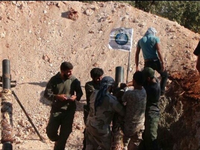 عناصر من أجناد الشام أثناء التجهيز لضرب المليشيات الموالية للنظام في بلدتي الفوعة وكفريا (الجزيرة نت)