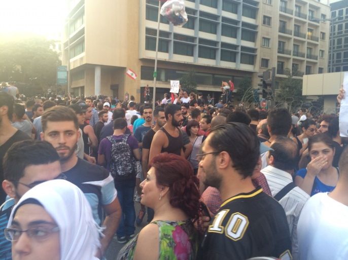 حشد من المحتجين في ساحة رياض الصلح