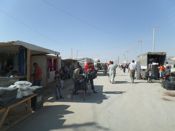 أطفال يعملون في نقل البضائع بمخيم الزعتري (الجزيرة نت)