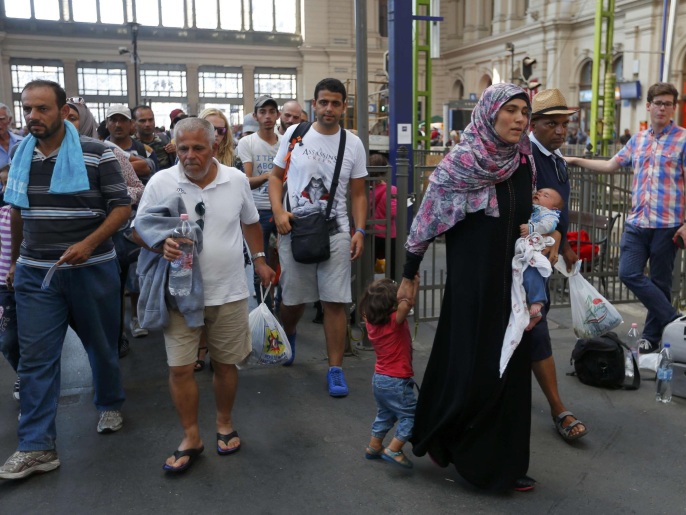 ‪اللاجئون سمح لهم بالمغادرة بعد أن ظلوا أياما عالقين في بودابست‬ (رويترز)