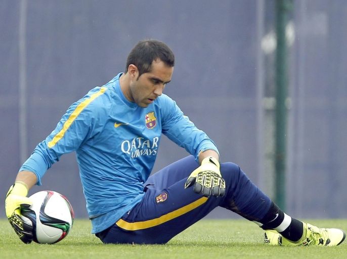 Barcelona's goalkeeper Claudio Bravo attends the team's training session at Sant Joan Despi sports city in Barcelona, Spain, 13 Agusut 2015. Barcelona will face Athletic Club de Bilbao for the Spanish Supercup on 14 August 2015.