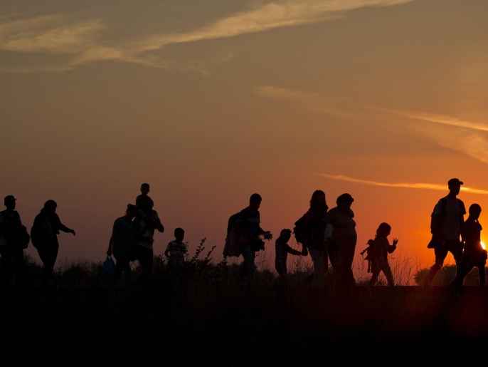 لاجئون من الشرق الأوسط يسيرون على خط سكك حديدية بالمجر نهاية أغسطس/آب الماضي (أسوشيتد برس)