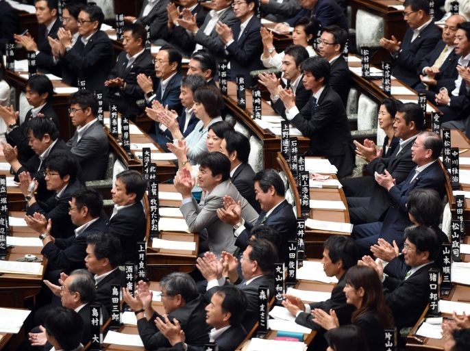 Ruling party lawmakers applaud a supporting speech for Japan's Prime Minister Shinzo Abe (not pictured) during a censure resolution, as the government attempts to pass a controversial security bill in the upper house of the National Diet (parliament) in Tokyo on September 18, 2015. Japan was expected to pass the security bills on September 18 that would allow troops to fight on foreign soil for the first time since World War II, despite fierce criticism it will fundamentally alter the character of the pacifist nation. AFP PHOTO / TOSHIFUMI KITAMURA