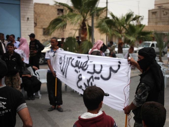 متظاهرون من السلفية الجهادية في مدينة معان يطالبون بتطبيق الشريعة في الأردن (الفرنسية)