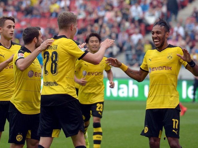 Dortmund's Pierre-Emerick Aubameyang (R) celebrates with team mates after scoring the 3-2 lead during the German Bundesliga soccer match between Hannover 96 and Borussia Dortmund at the HDI-Arena in Hanover, Germany, 12 September 2015. (EMBARGO CONDITIONS - ATTENTION: Due to the accreditation guidelines, the DFL only permits the publication and utilisation of up to 15 pictures per match on the internet and in online media during the match.)