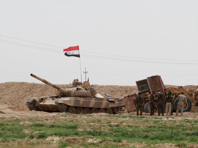 دبابة تابعة للجيش العراقي في اطراف الرمادي