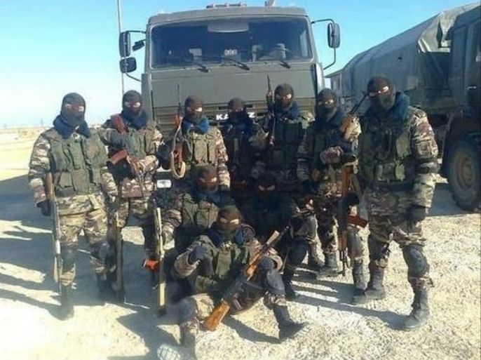 صورة متداولة يعتقد أنها لجنود روس بعتادهم العسكري في محافظة حمص في سوريا