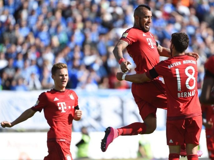 Munich's Joshua Kimmich (l-r), goalscorer Arturo Vidal and Juan Bernat celebrate the 0-1 during the German Bundesliga soccer match between SV Darmstadt 98 and FC Bayern Munich in Darmstadt, Germany, 19 September 2015.(EMBARGO CONDITIONS - ATTENTION: Due to the accreditation guidelines, the DFL only permits the publication and utilisation of up to 15 pictures per match on the internet and in online media during the match.)
