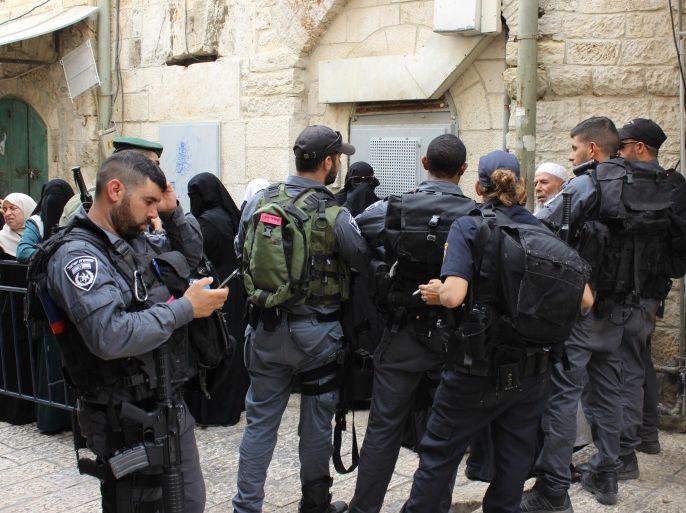 1-باب السلسلة، أحد أبواب الأقصى، سبتمبر 2015 مجموعة من جيش الاحتلال والقوات الخاصة يطوقون المرابطين صباح اليوم