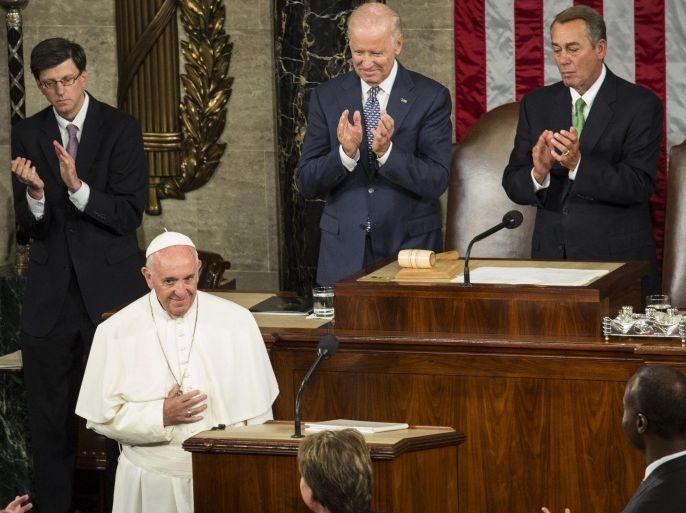 Pope Francis (C) arrives to deliver a much-anticipated speech between US Vice President Joe Biden (L) and Speaker of the House John Boehner (R) on the floor of the House of Representatives to the US Congress in the US Capitol in Washington DC, USA, 24 September 2015. Pope Francis is on a five-day trip to the USA, which includes stops in Washington DC, New York and Philadelphia, after a three-day stay in Cuba.