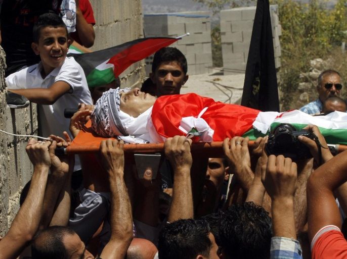 Palestinian carry the body of Mohammed al Atrash during his funeral in the West Bank village of Kafr Rae near the city of Jenin, 18 August 2015. Al Atrsah who tried to stab an Israeli border policeman was shot and killed on 17 August in the northern West Bank, near the city of Nablus, medics said. The Israeli army confirmed that its soldiers shot at the assailant. The stabbing incident was the third in the last few days.