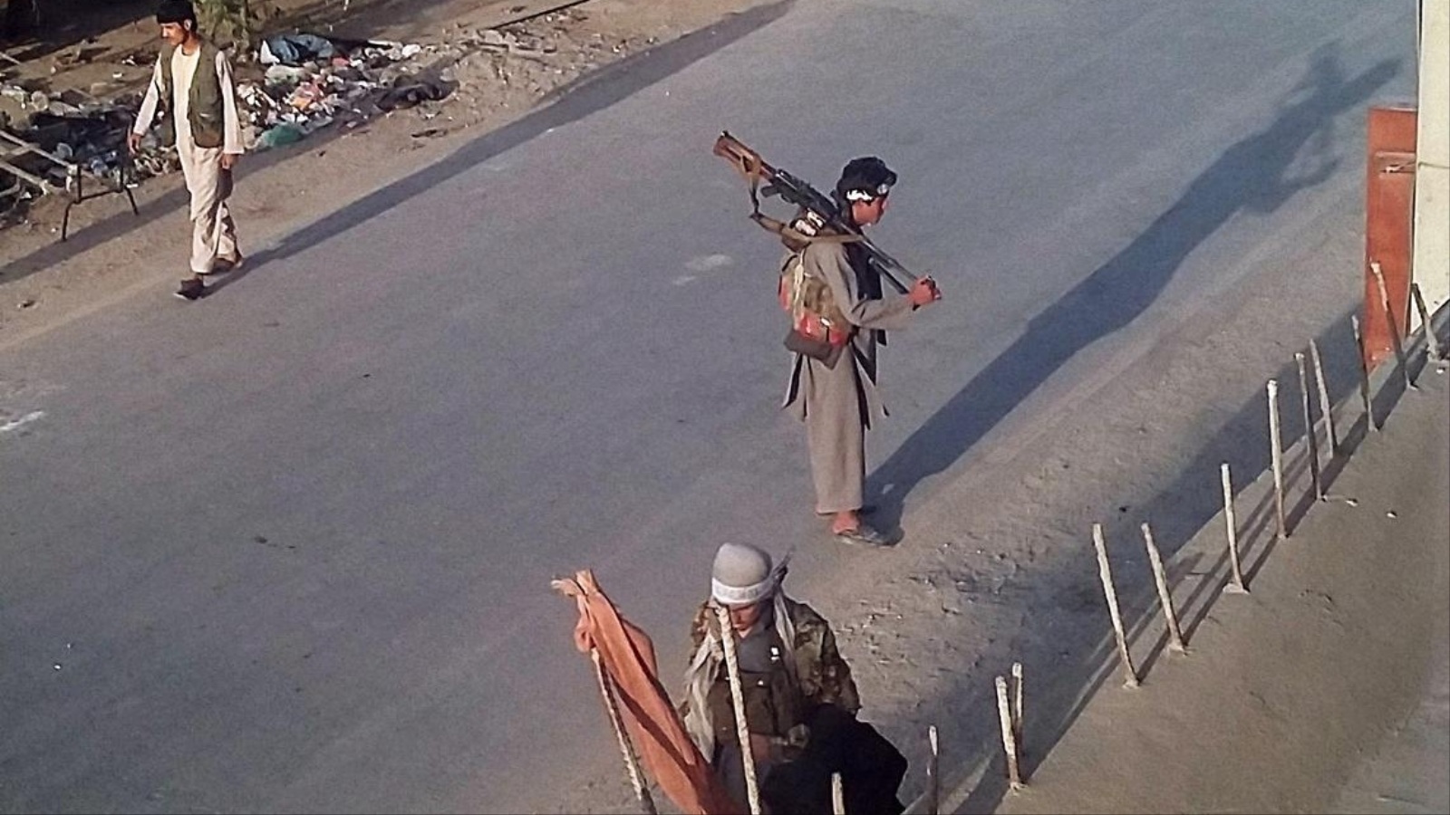 ‪مقاتلون من طالبان في أحد شوارع قندز بعد سيطرتهم عليها أمس‬ (أسوشيتد برس)
