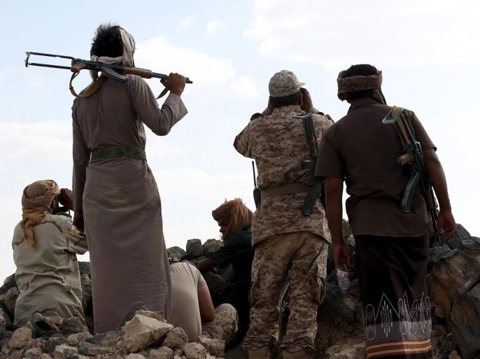 Tribesmen loyal to Yemen's government stand on a hill top in the frontline province of Marib September 17, 2015. The oil-producing province of Marib has become a key battlefield between Iranian-allied Houthi militia and a coalition of Yemenis and Emirati, Saudi and Bahraini troops. Marib forms a gateway to the Yemeni capital Sanaa 120 km (75 miles) to the west, which the Houthis seized last year. REUTERS/Stringer