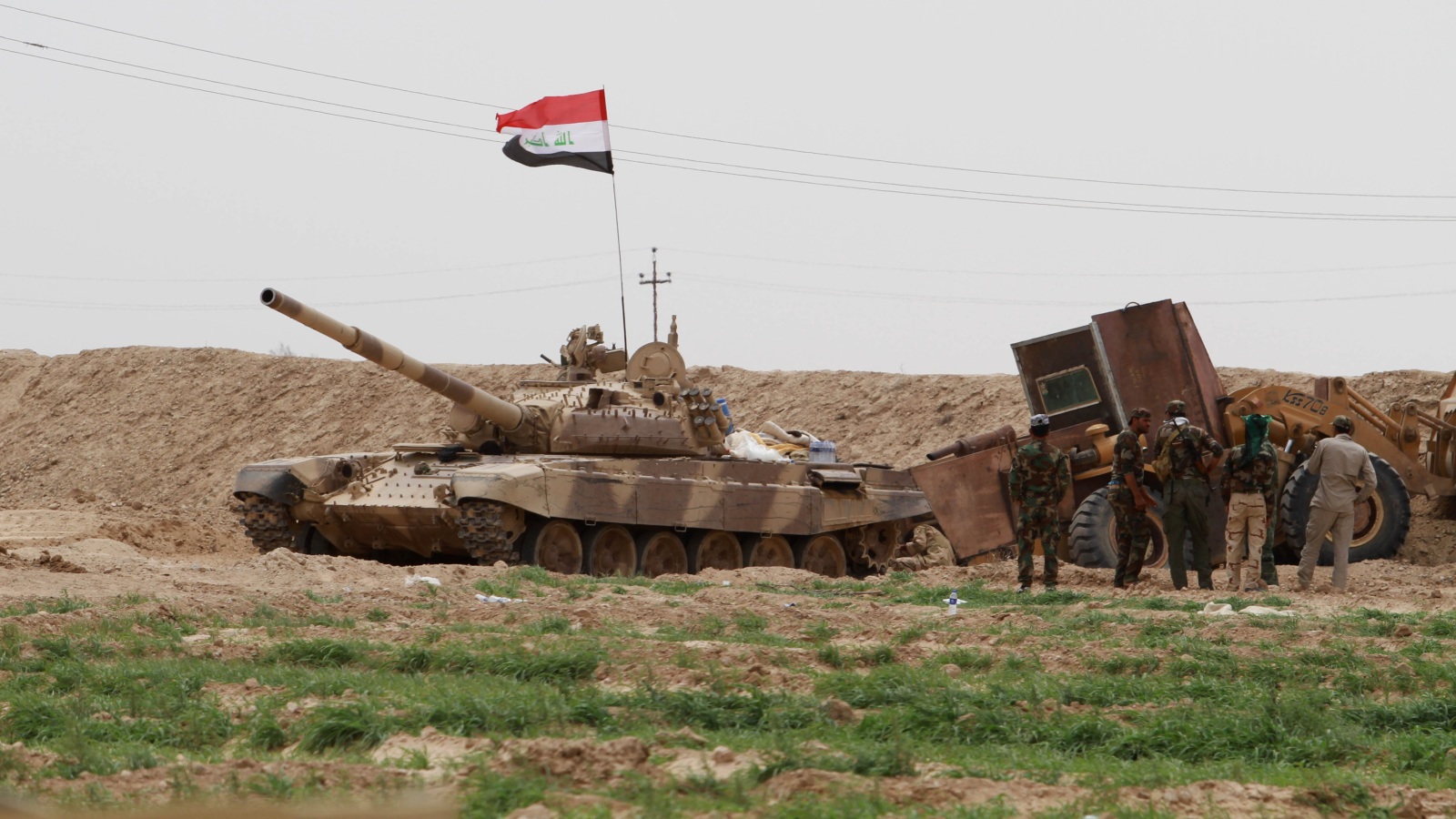 دبابة للجيش العراقي على أطراف الرمادي (الجزيرة)