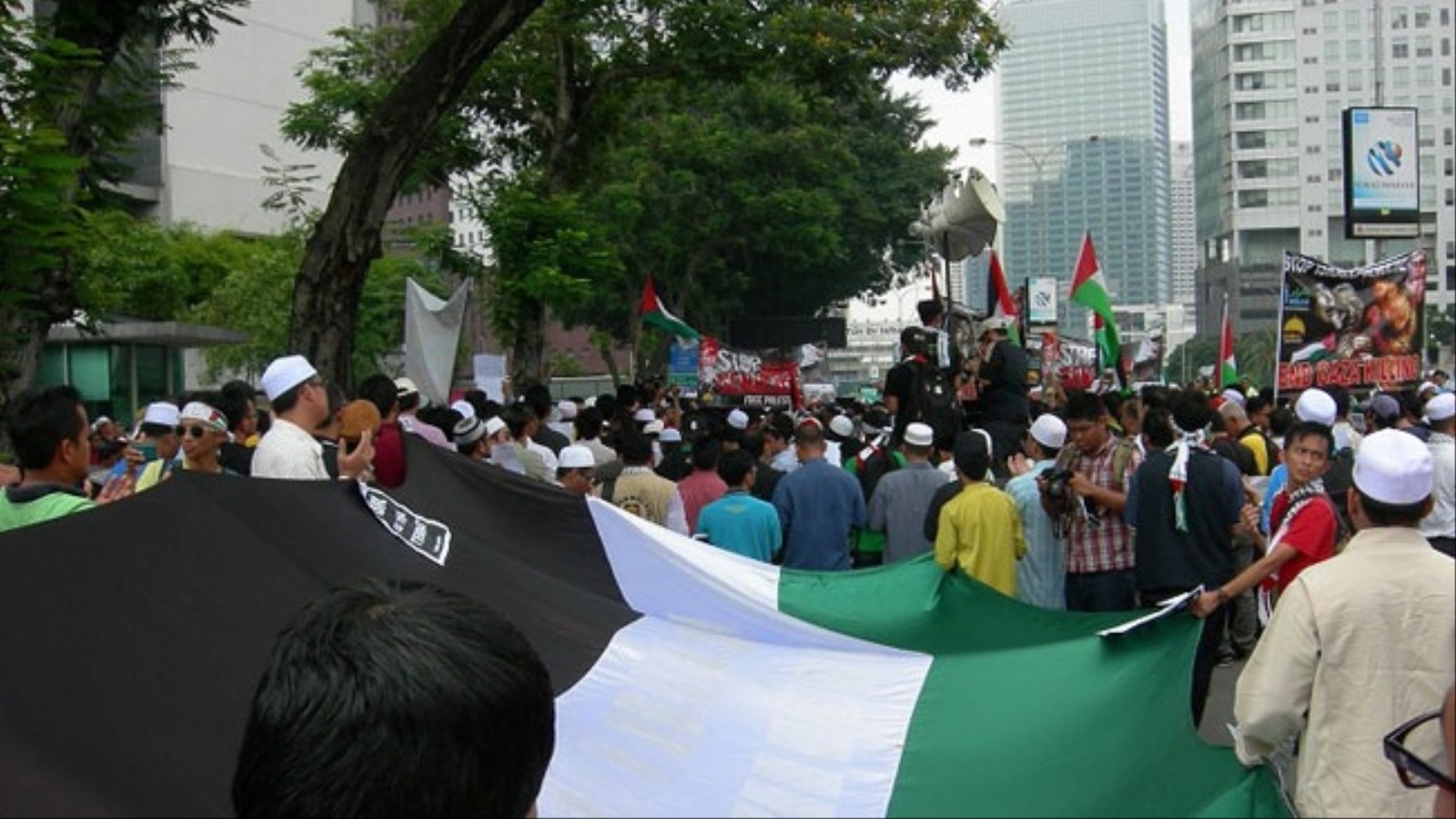 ‪الماليزيون خرجوا بعدة مناسبات لنصرة الأقصى ودعم المقاومة الفلسطينية‬ (الجزيرة-أرشيف)