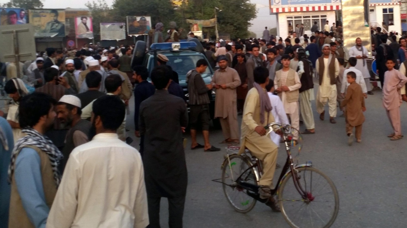 ‪مسلحو طالبان يجوبون قندز بسيارات الشرطة بعد سيطرتهم عليها أول أمس الاثنين‬ (الأوروبية)