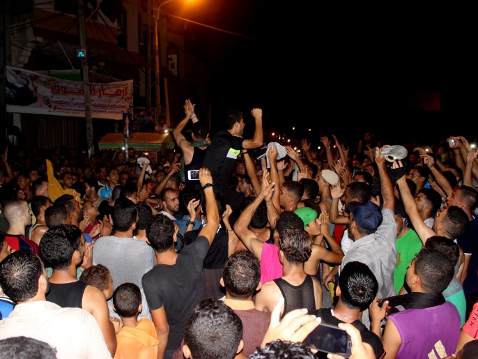 ‪فلسطينيون غاضبون خلال مظاهرة احتجاجاً على أزمة الكهرباء في رفح جنوب قطاع غزة‬ (الجزيرة)