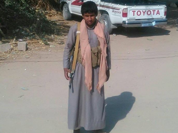 فارس ناصر طفل يمني يحمل كلاشينكوف بعد التحاقه للقتال مع المقاومة وتوقفه عن الدراسة