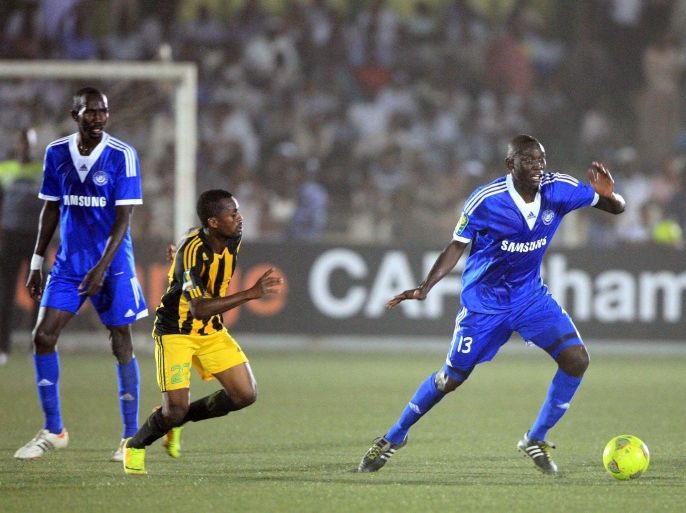 Sudan's Al-Hilal Omdurman player Nassir Nazar (R) snatches the ball from DR Congo's AS V. Club's Deogracias Mukok (C) during the CAF Champions league football match at the Khatoum Stadium on June 6, 2014. Al-Hilal scored 1-0 before the match was suspended. AFP PHOTO/EBRAHIM HAMID