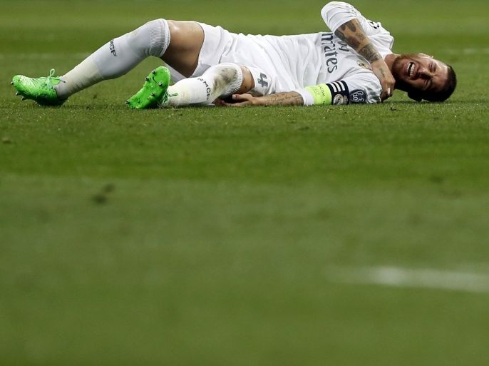Real Madrid's Sergio Ramos grimaces in pain during their Champions League Group A soccer match against Shakhtar Donetsk at Santiago Bernabeu stadium in Madrid, Spain, September 15, 2015. REUTERS/Susana Vera TPX IMAGES OF THE DAY