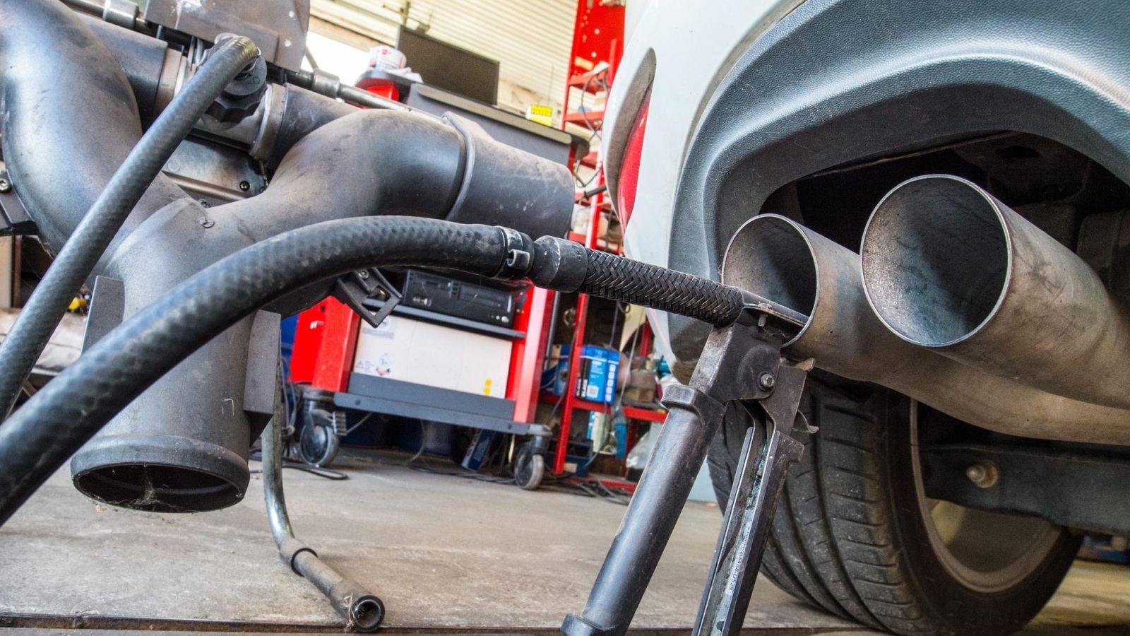 ‪قياس انبعاثات العادم بإحدى سيارات فولكس فاغن في ورشة لإصلاح السيارات في فرانكفورت‬ (الأوروبية)