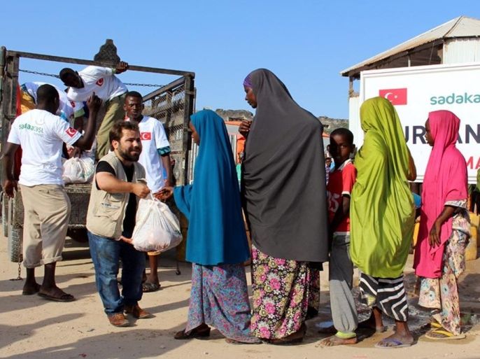 جمعيات تركية توزع لحوم الأضاحي على الفقراء والمحتاجين في الصومال