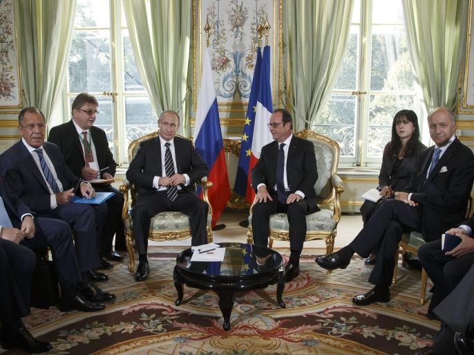 (L-R) Russian Foreign Minster Sergei Lavrov, Russian President Vladimir Putin, French President Francois Hollande and French Foreign Minister Laurent Fabius meet for bilateral talks at the Elysee Palace in Paris, France, 02 Octobre 2015. German Chancellor Angela Merkel, Ukrainian President Petro Poroshenko, French President Francois Hollande and Russian President Vladimir Putin take part in the summit. The summit is planned as a follow-up meeting to a Minsk peace agreement inked in February to end ongoing conflict in the eastern part of Ukraine. The peace accord, which included the removal of heavy weapons, has since been flouted many times. EPA/MICHEL EULER / POOL MAXPPP OUT