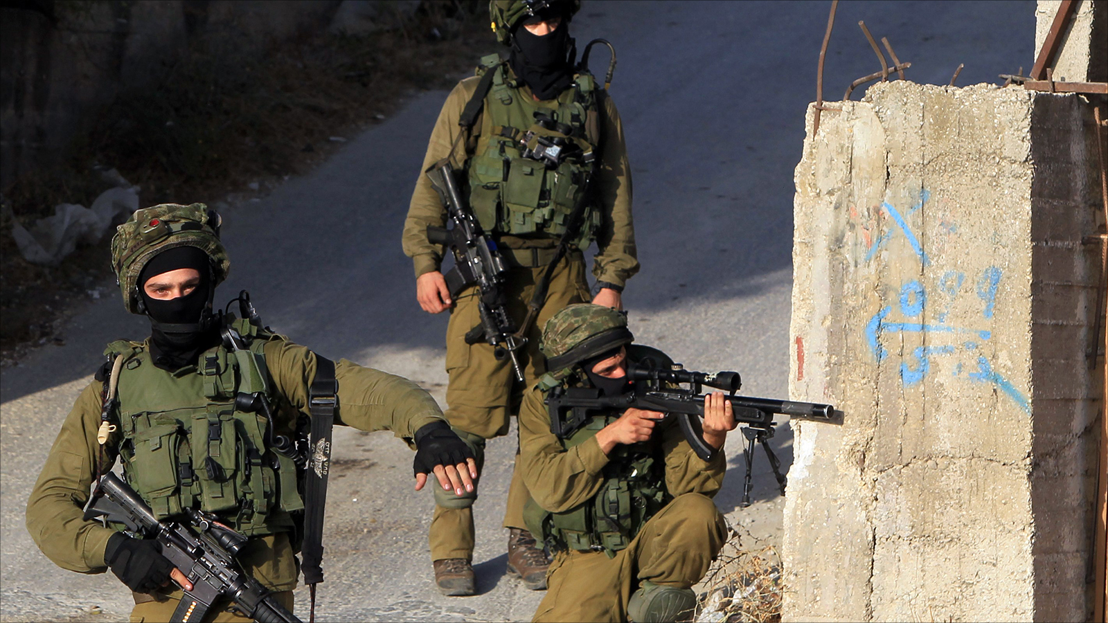 جيش الاحتلال قرر نشر مئات الجنود في مراكز المواصلات والشوارع الرئيسية في القدس (الفرنسية)