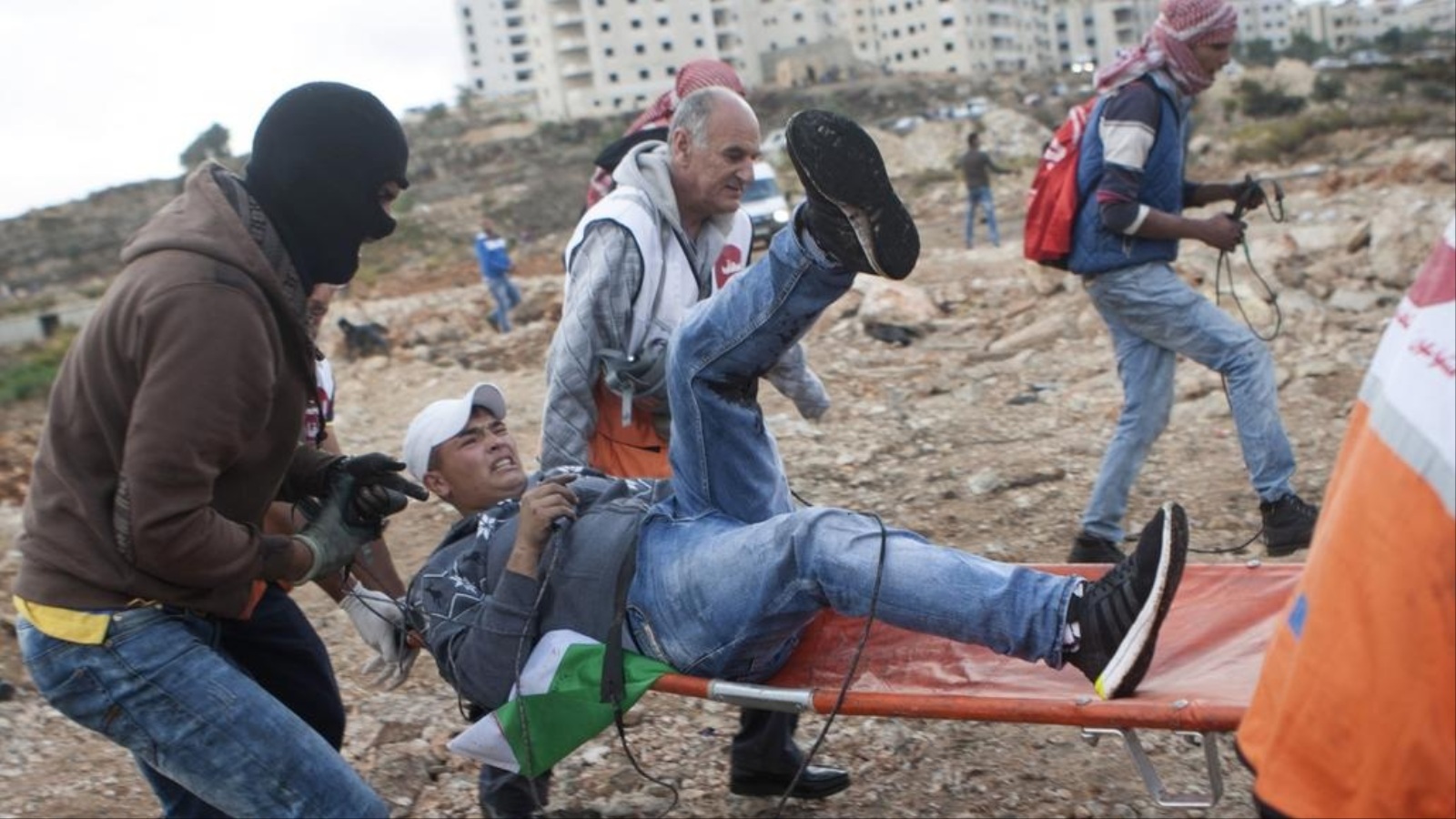 عشرات الفلسطينيين أصيبوا بالرصاص وحالات اختناق خلال مواجهات بالضفة الغربية اليوم الثلاثاء (الأناضول)