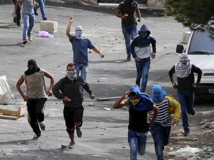 ‪محتجون خلال مواجهات قبل أيام مع قوات الاحتلال في قرية سور باهر قرب القدس المحتلة‬  (الأوروبية)