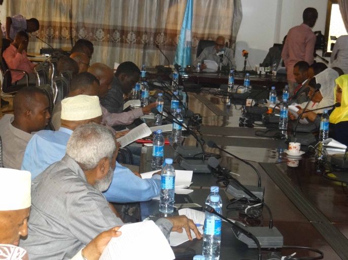 نواب من البرلمان الصومالي لدى استماعهم إلى مقترحات رئيس البرلمان الصومالي جواري