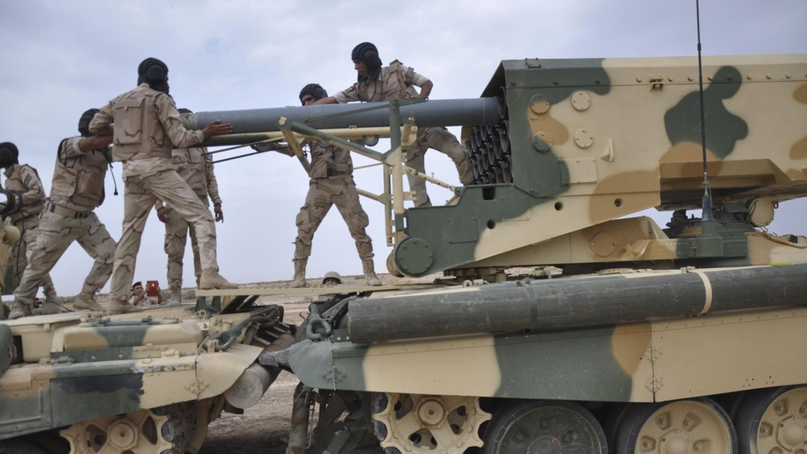 جنود عراقيون يتدربون على سلاح روسي تسلمته بغداد بموجب صفقات مع موسكو (رويترز)