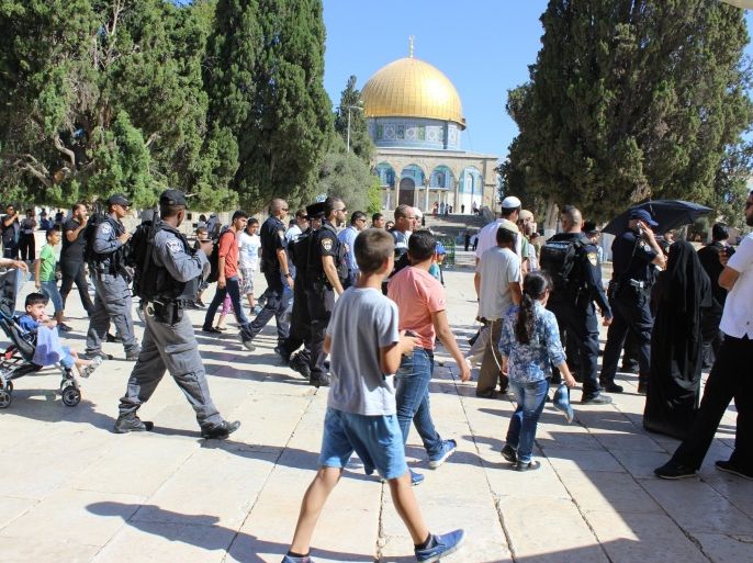 1-المسجد الأقصى المبارك مجموعة من المستوطنين يقتحمون المسجد بحماية شرطة الاحتلال