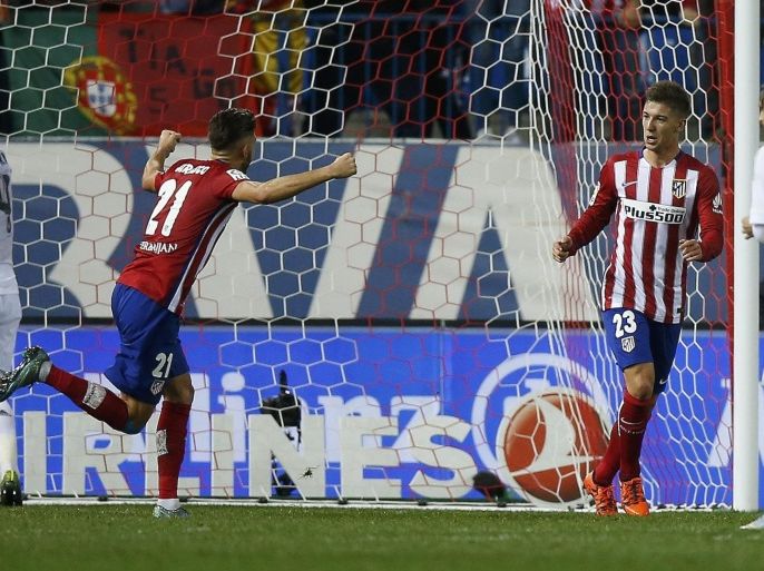 Atletico Madrid's Luciano Vietto (2nd R) celebrates after scoring a goal during their Spanish first division derby soccer match against Real Madrid at the Vicente Calderon stadium in Madrid, Spain, October 4, 2015. REUTERS/Sergio Perez