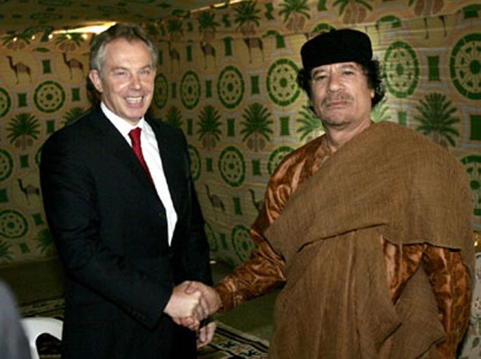 British Prime Minister Tony Blair (L) meets Libyan Leader Moamer Kadhafi to the central coastal of Sirte 29 May 2007. Blair flew in to oil-rich Libya at the start of an African tour for talks with Moamer Kadhafi on a visit expected to see a major energy deal sealed. AFP PHOTO/LEON NEAL