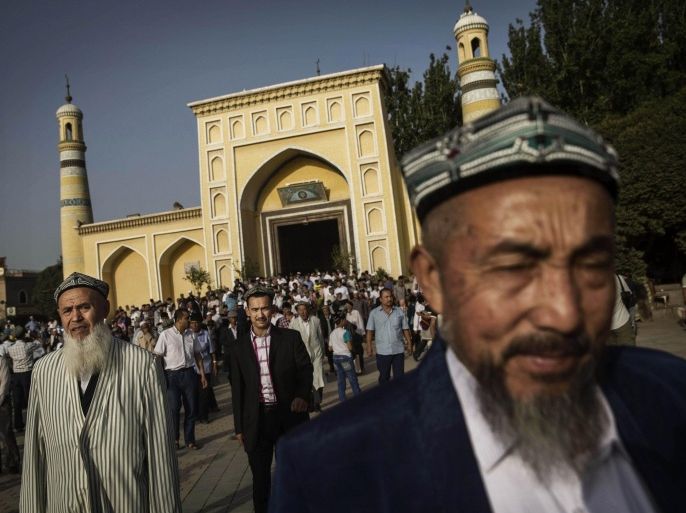 المسلمون الإيغور يغادرون مسجد عيد كاه في مدينة كاشغر بعد أداء صلاة العيد - غيتي