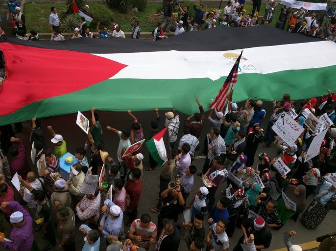 متظاهرون يحملون العلم الفلسطيني ضمن فعاليات حملة أنقذوا القدس